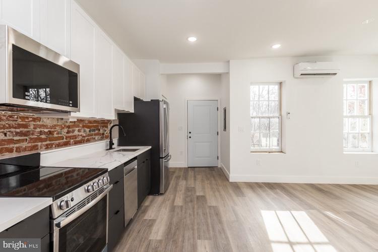 QUEEN VILLAGE - Commercial Sale
