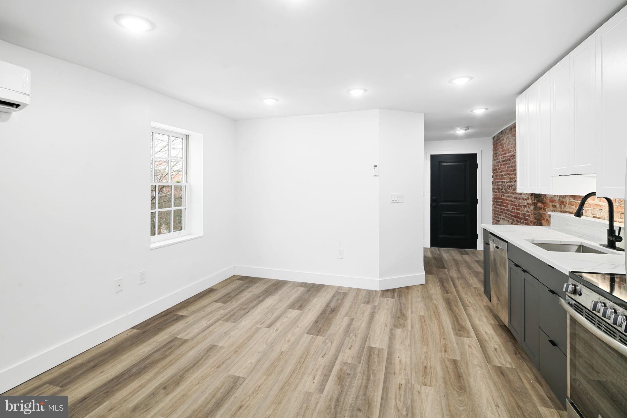 QUEEN VILLAGE - Commercial Sale