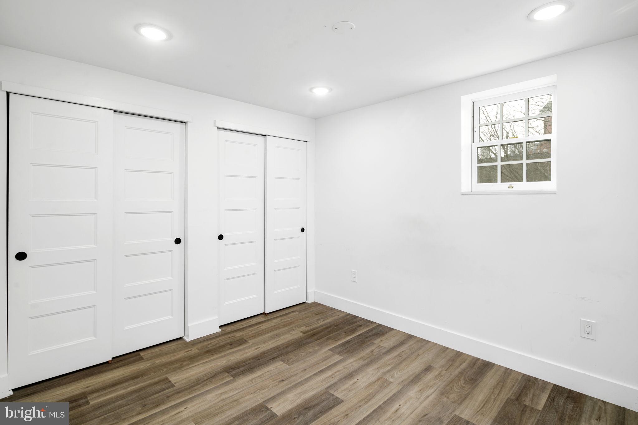 QUEEN VILLAGE - Commercial Sale