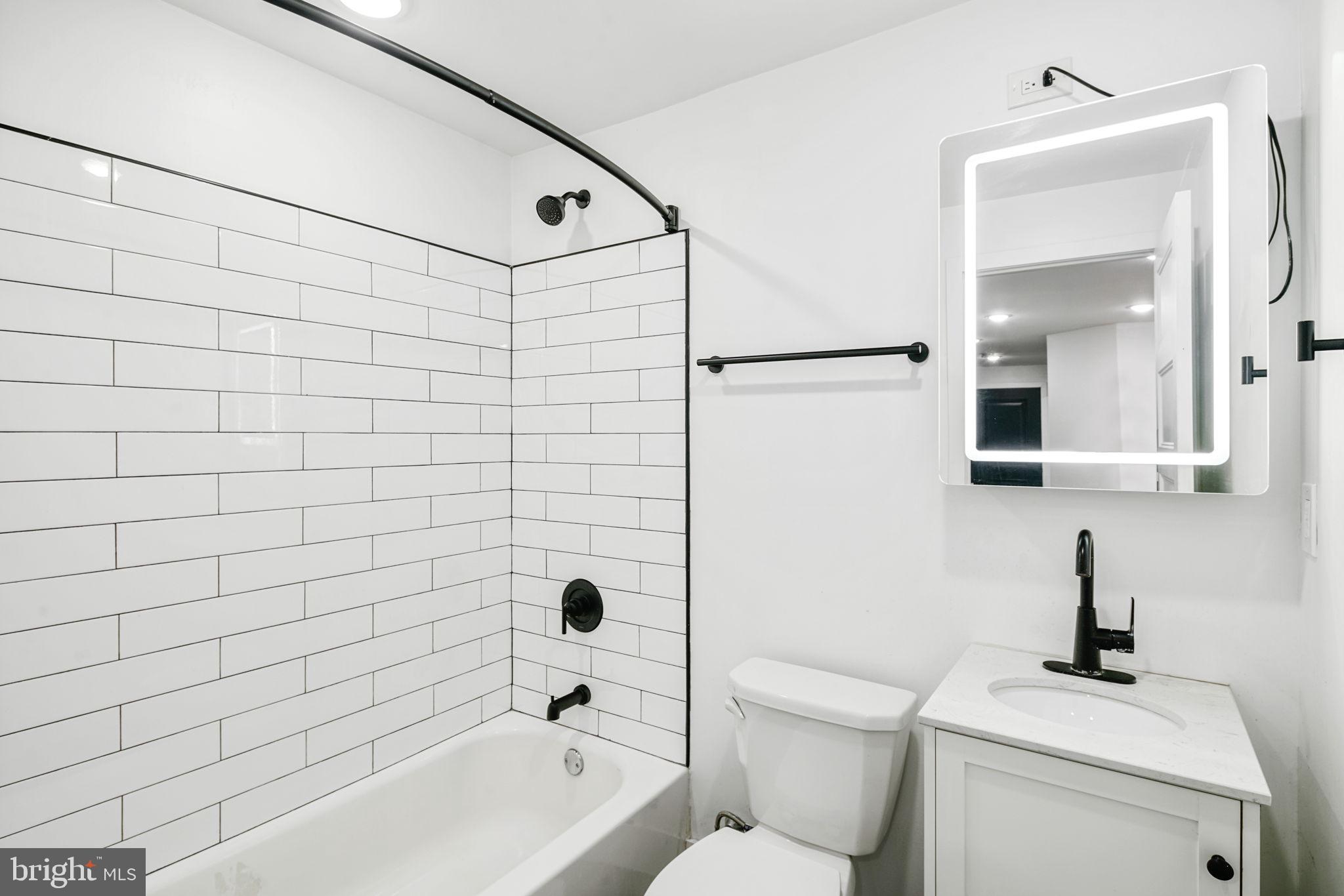 QUEEN VILLAGE - Commercial Sale