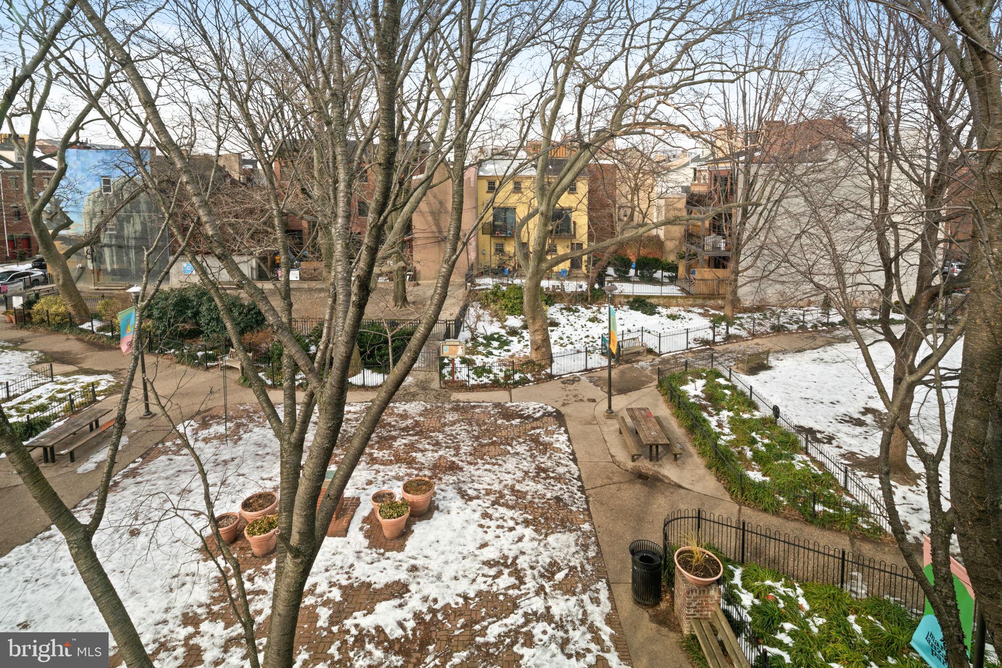 QUEEN VILLAGE - Commercial Sale