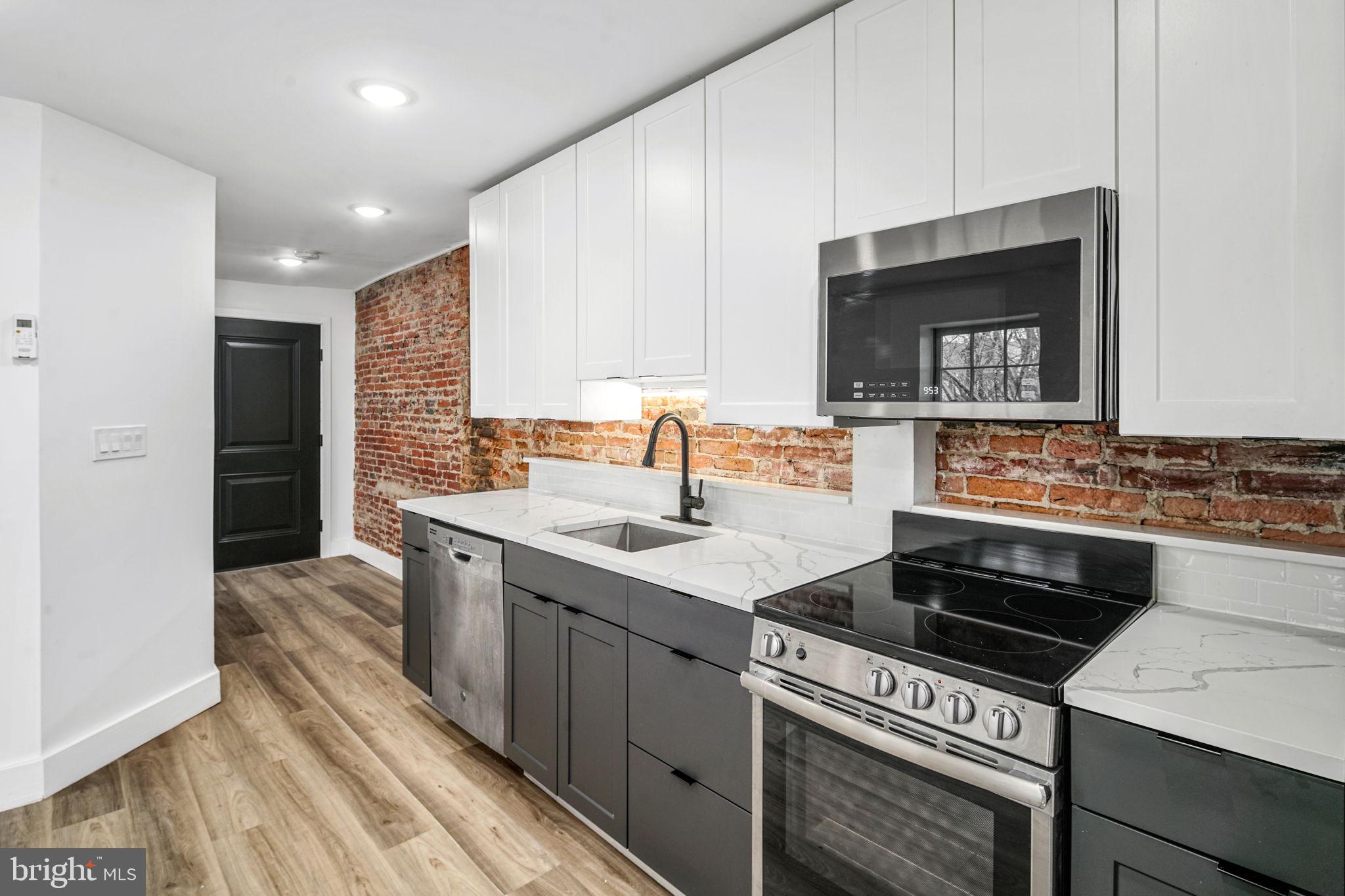 QUEEN VILLAGE - Commercial Sale