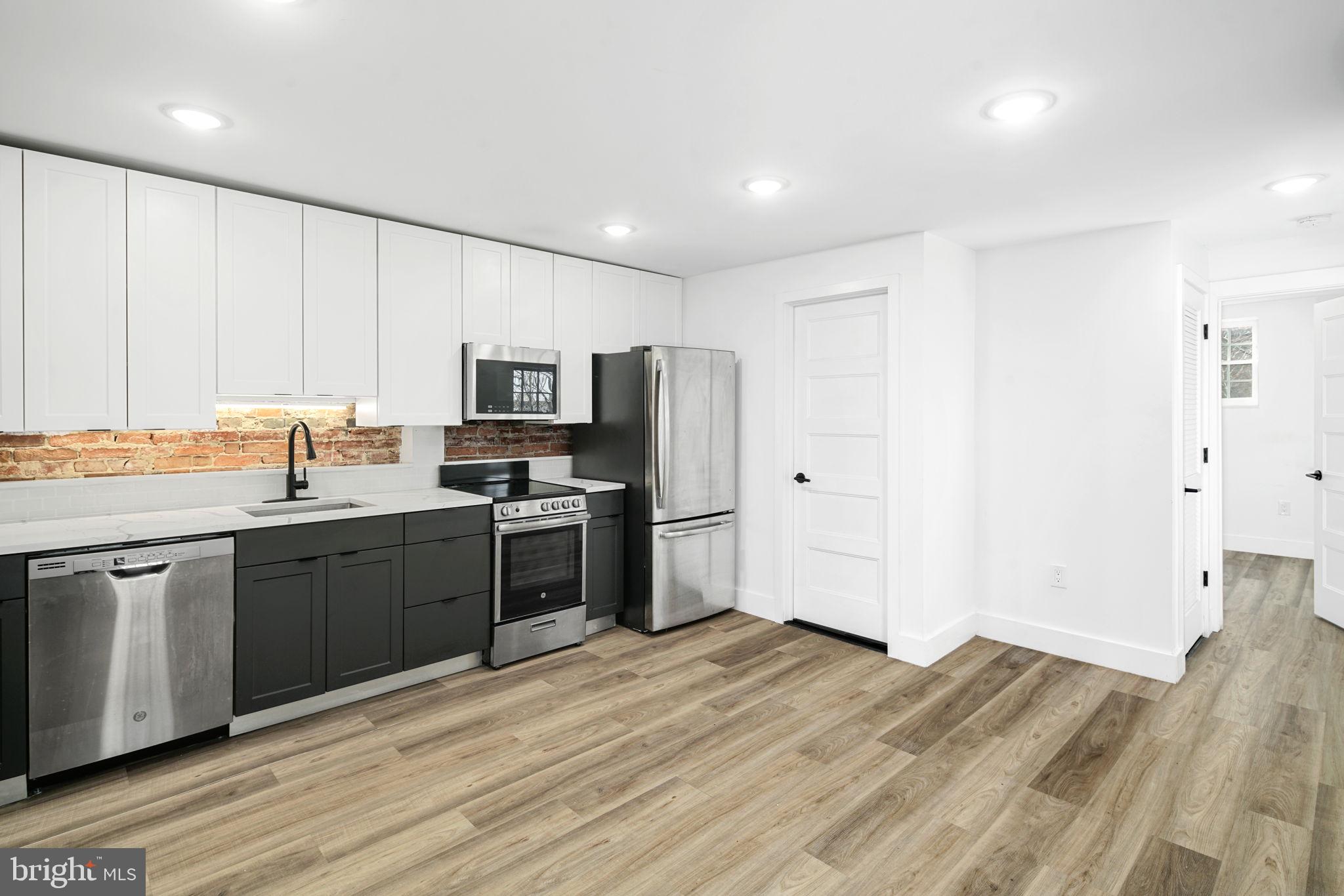 QUEEN VILLAGE - Commercial Sale