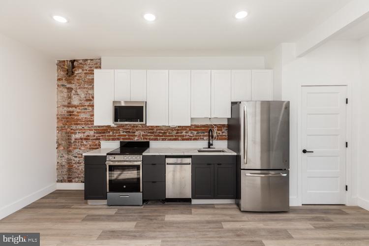 QUEEN VILLAGE - Commercial Sale