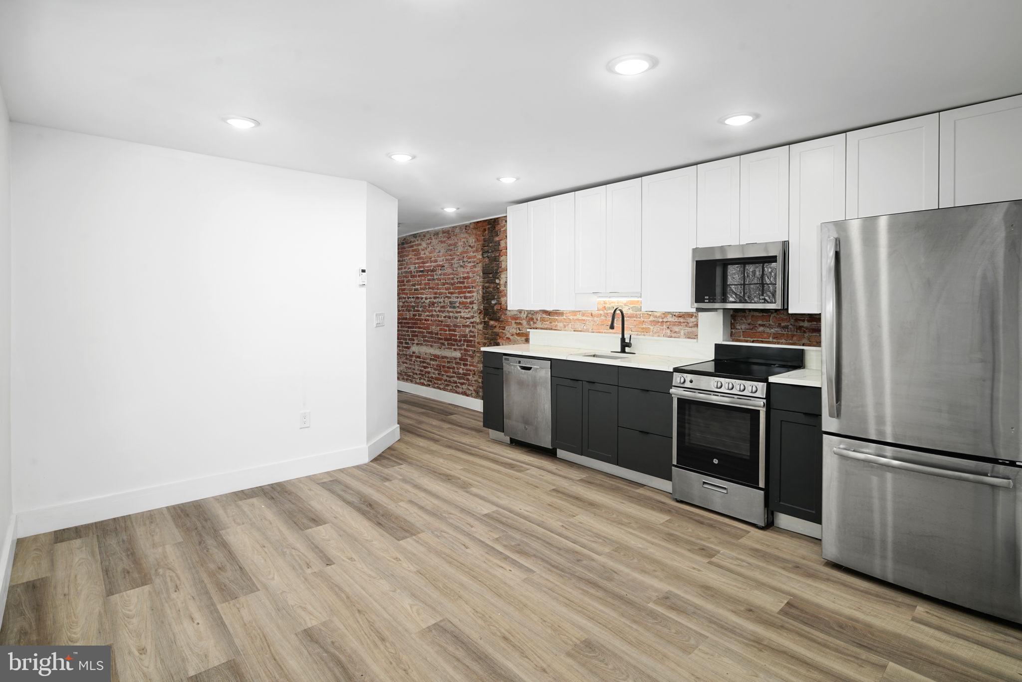 QUEEN VILLAGE - Commercial Sale