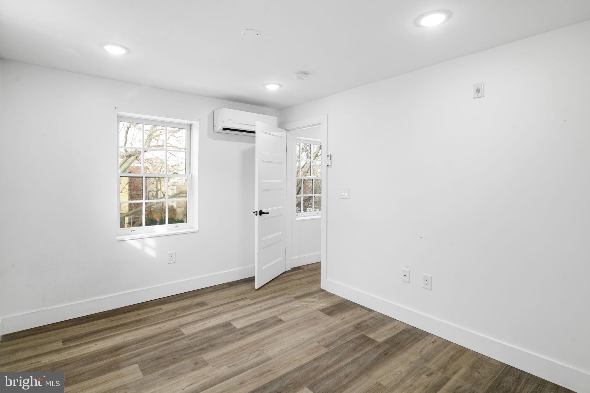 QUEEN VILLAGE - Commercial Sale