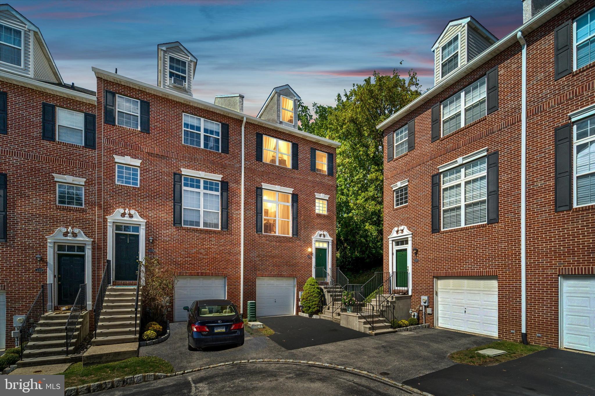 FREEDLEY SQUARE - Residential