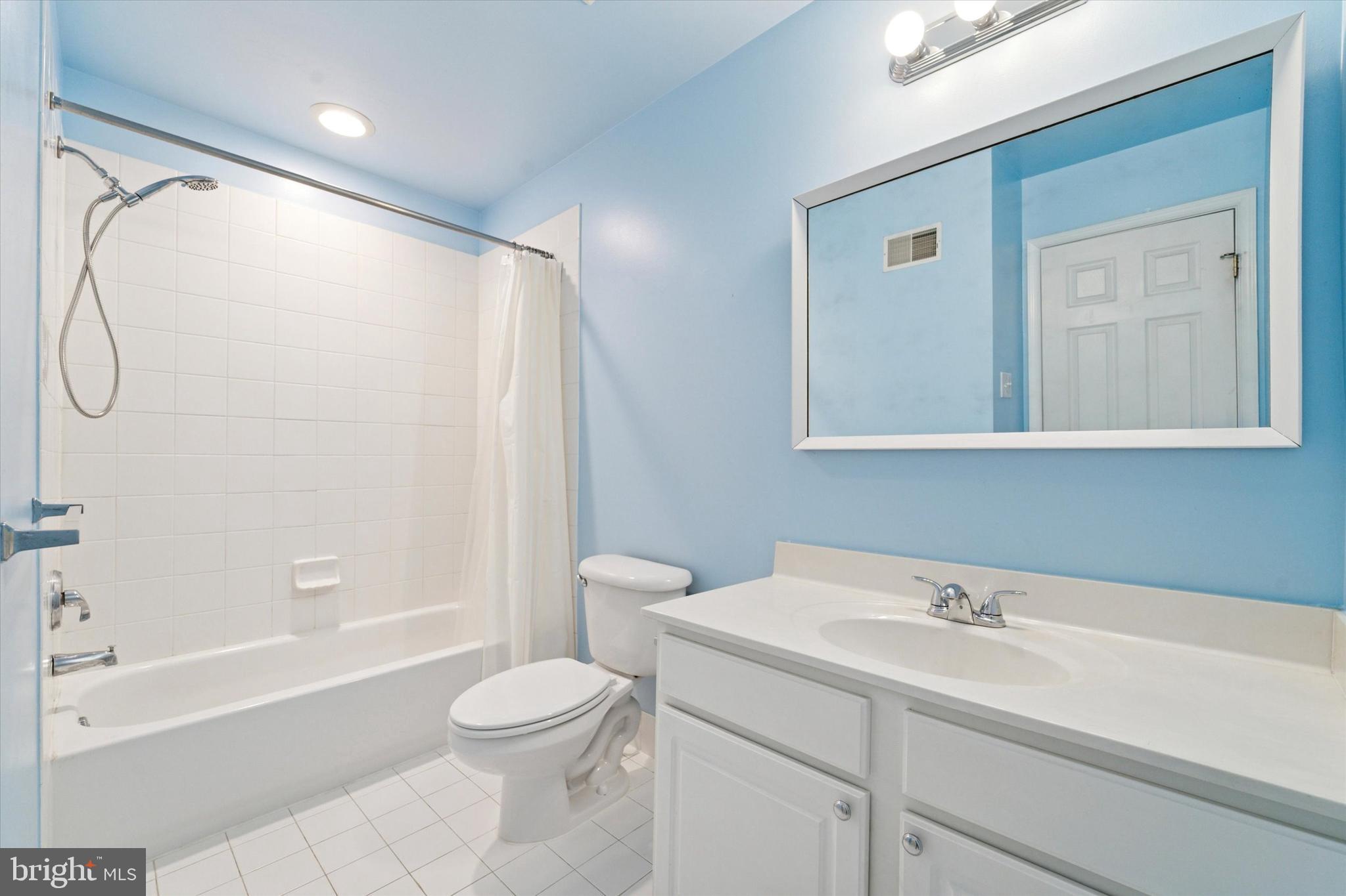 FREEDLEY SQUARE - Residential