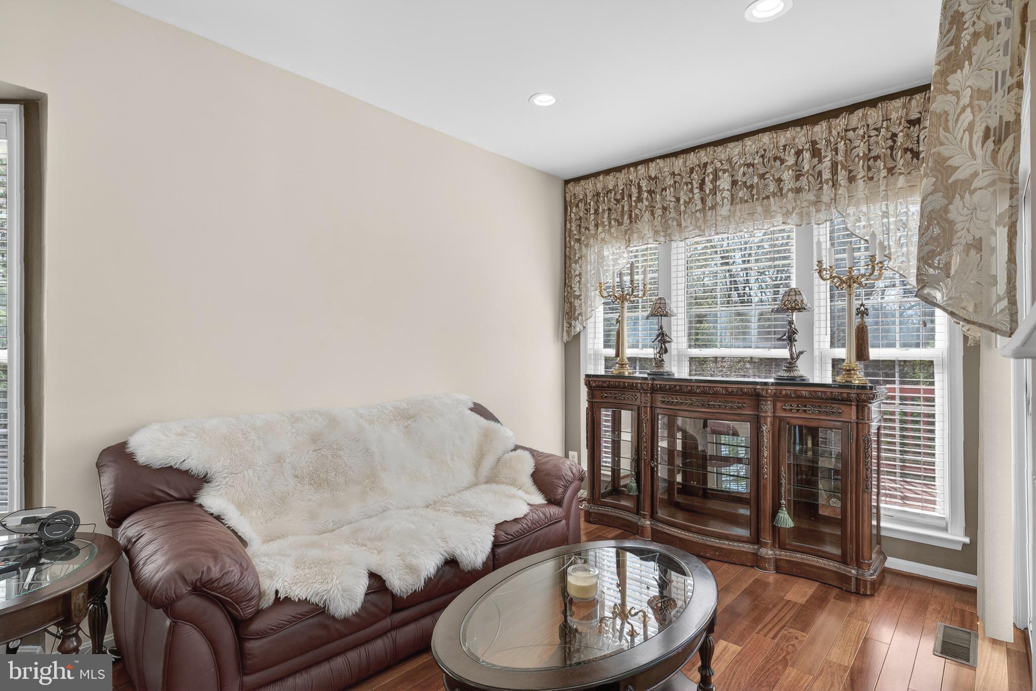 LOUDOUN PARKWAY CENTER - Residential