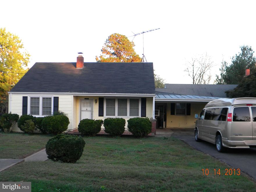 GREAT LOCATION WITHIN EASY WALKING DISTANCE TO ALL OF TOWN AMENITIES. SOLD "AS IS"   2  BEDROOMS MAIN LEVEL, 2  ADDITIONAL BEDROOMS ON SECOND LEVEL. BUILT IN  CORNER CHINA CABINET IN DINING ROOM,NICE FAMILY ROOM WITH FIREPLACE. PAVED DRIVEWAY, CARPORT. TWO NICE SIZED STORAGE BUILDINGS, ASK ABOUT THE EXTRA BUILDING LOT FOR SALE. COME SEE TODAY!!  EXTRA LOT FOR SALE WITH HOME. MLS # FQ825667