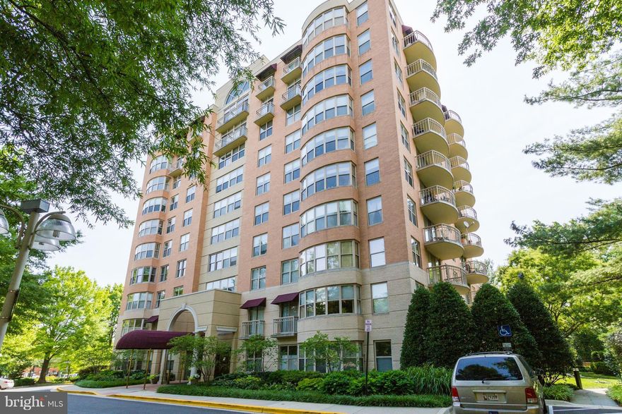 Spacious one bedroom condo and large one and half bath.  Light and bright w/ updated kitchen/baths.  Washer/dryer in unit. Neutral colors. Large balcony for relaxation.  Garage parking/ storage space. Secured entranceway.  Pets allowed.
