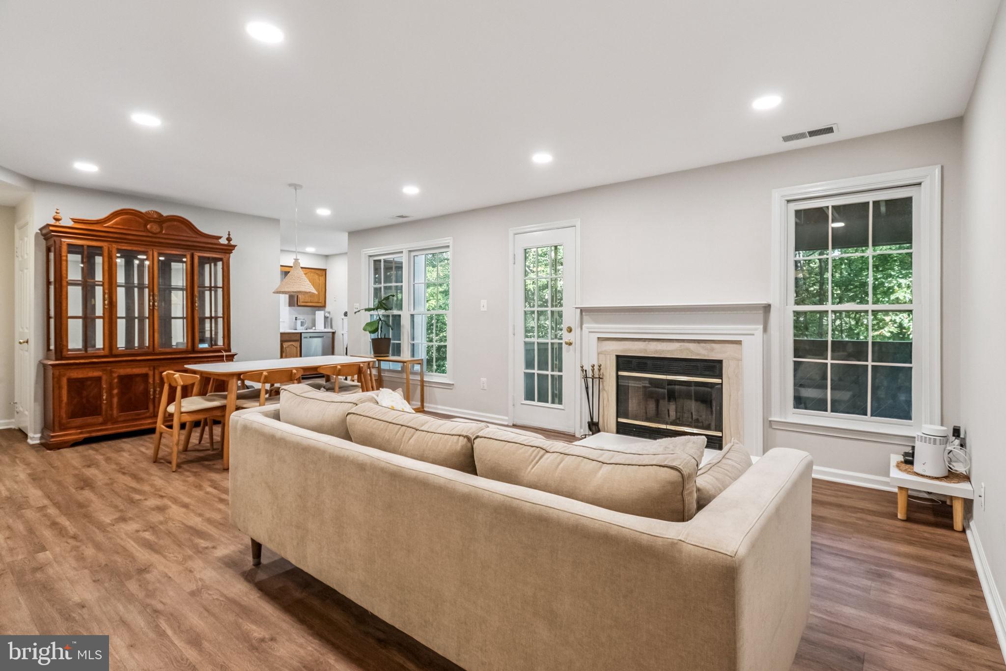 HAMPTON POINTE - Residential