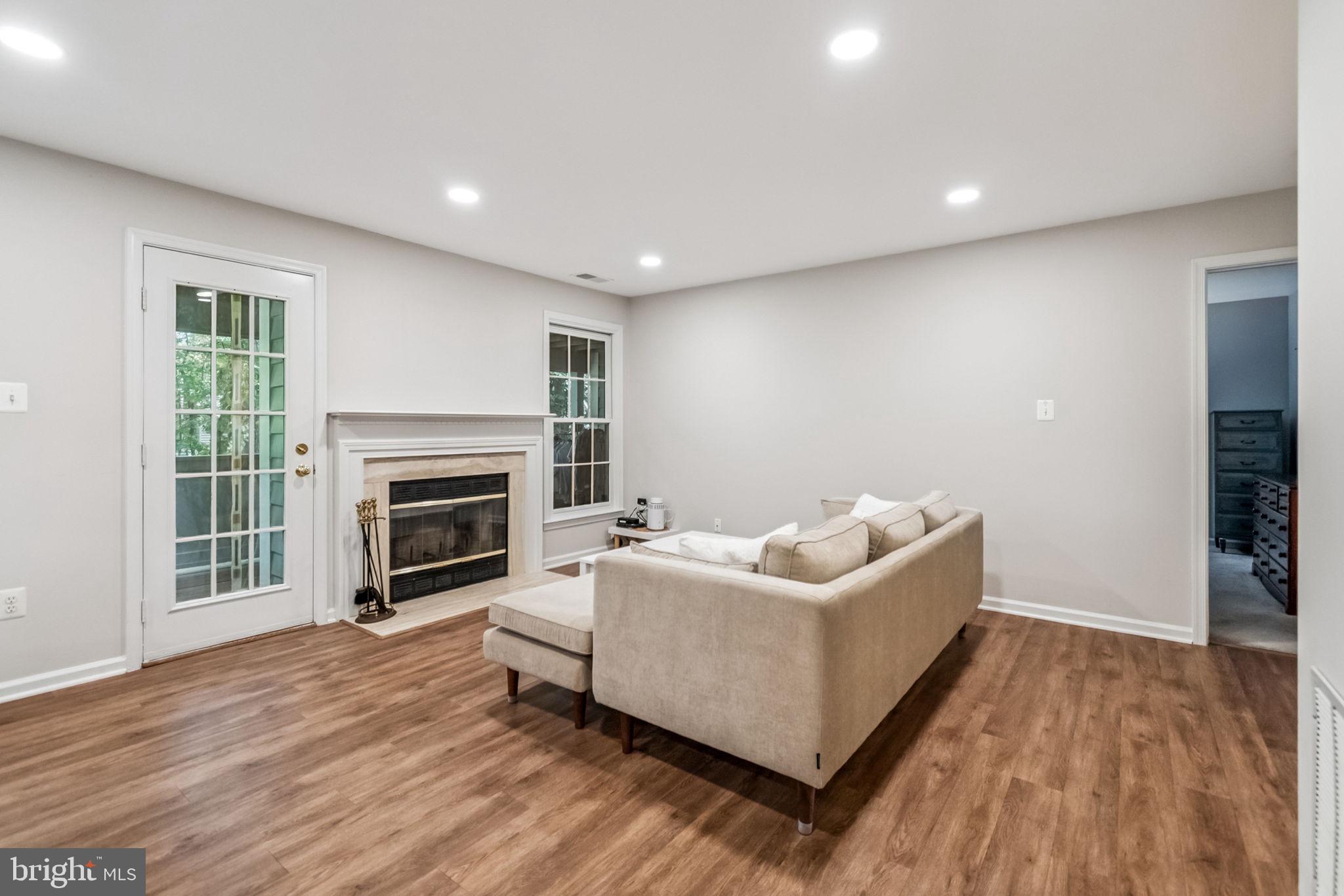 HAMPTON POINTE - Residential