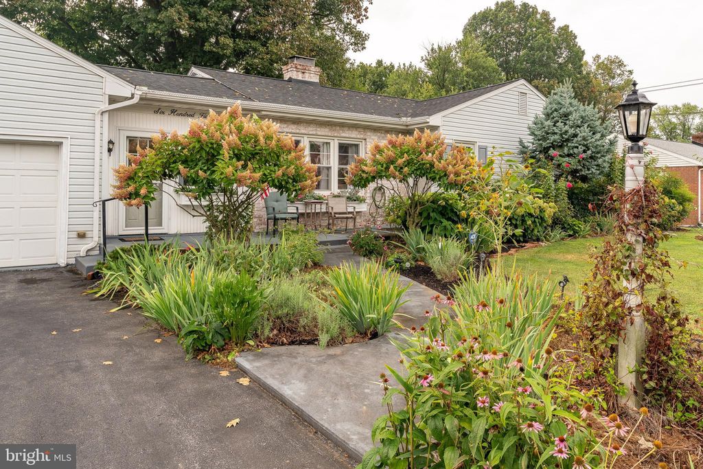 Photo of 605 WOODCREST AVE, LITITZ, PA 17543 (MLS # PALA2039960)