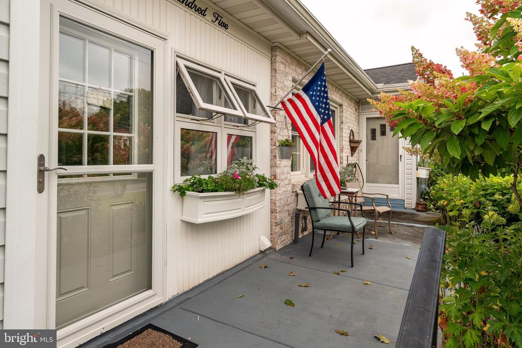 Photo of 605 WOODCREST AVE, LITITZ, PA 17543 (MLS # PALA2039960)