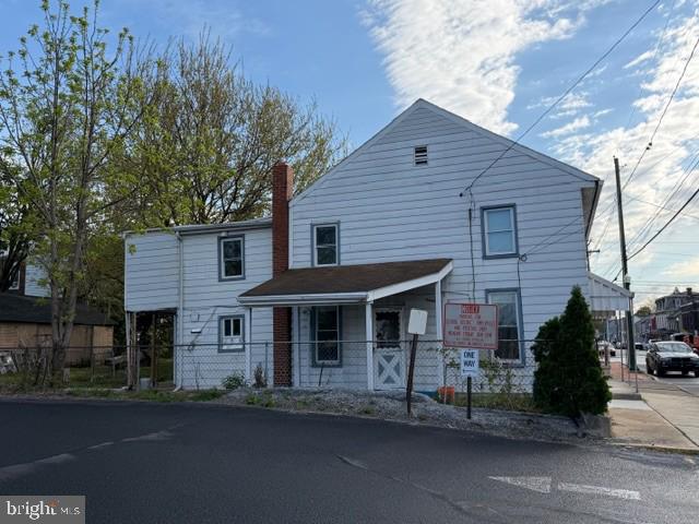 Main image without alt text