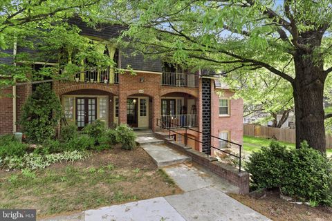 Photo of 8110 Colony Point Road #H, SPRINGFIELD, VA 22152 (MLS # VAFX2316018)