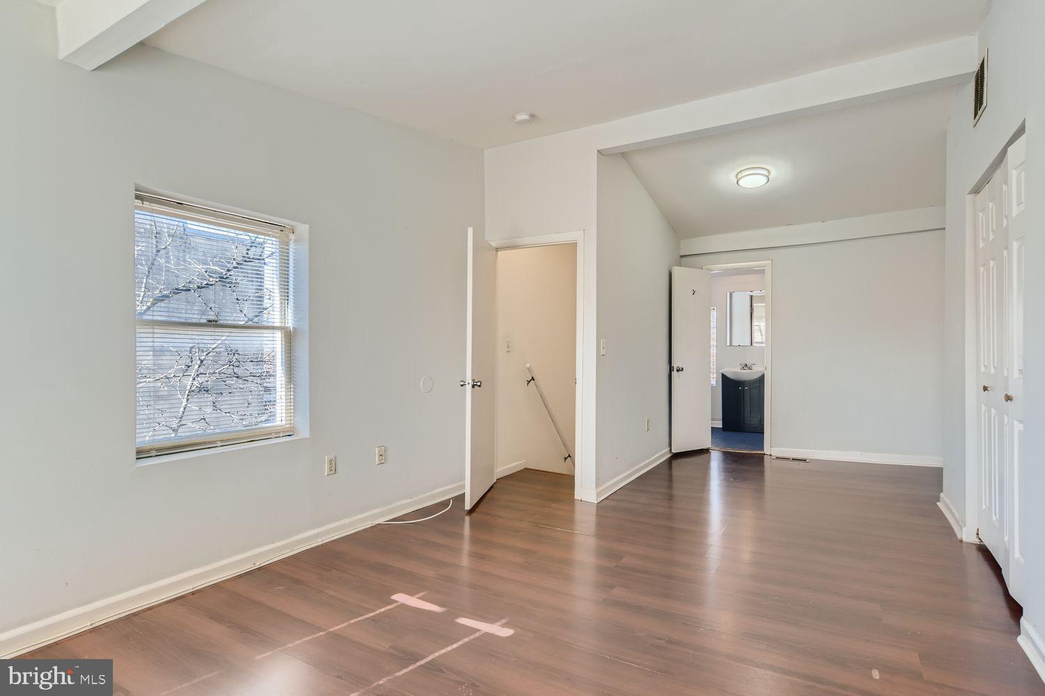 HOLLINS MARKET - Residential