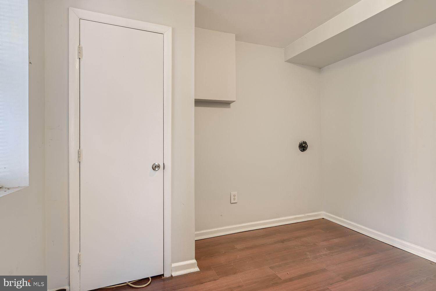 HOLLINS MARKET - Residential