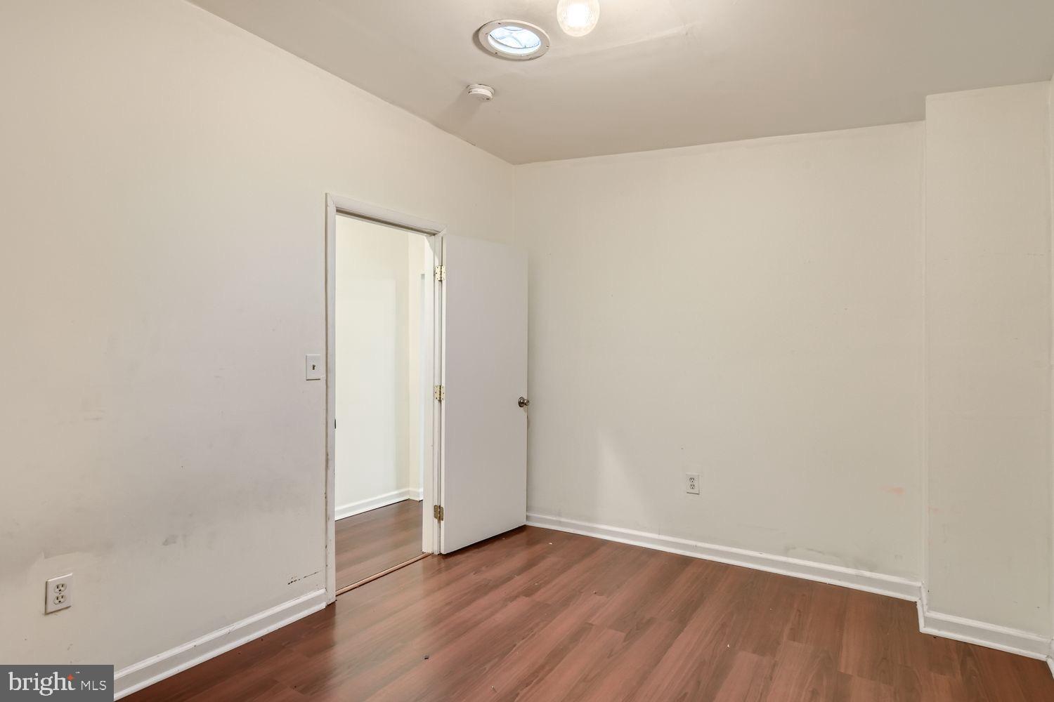 HOLLINS MARKET - Residential