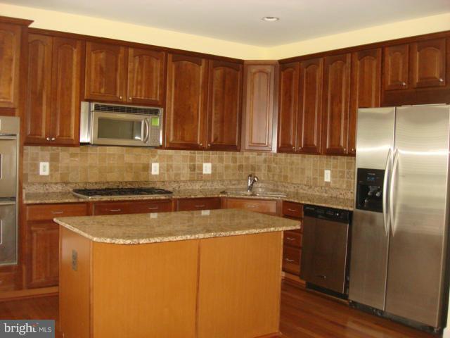 RESERVE AT TYSONS CORNER - Residential Lease