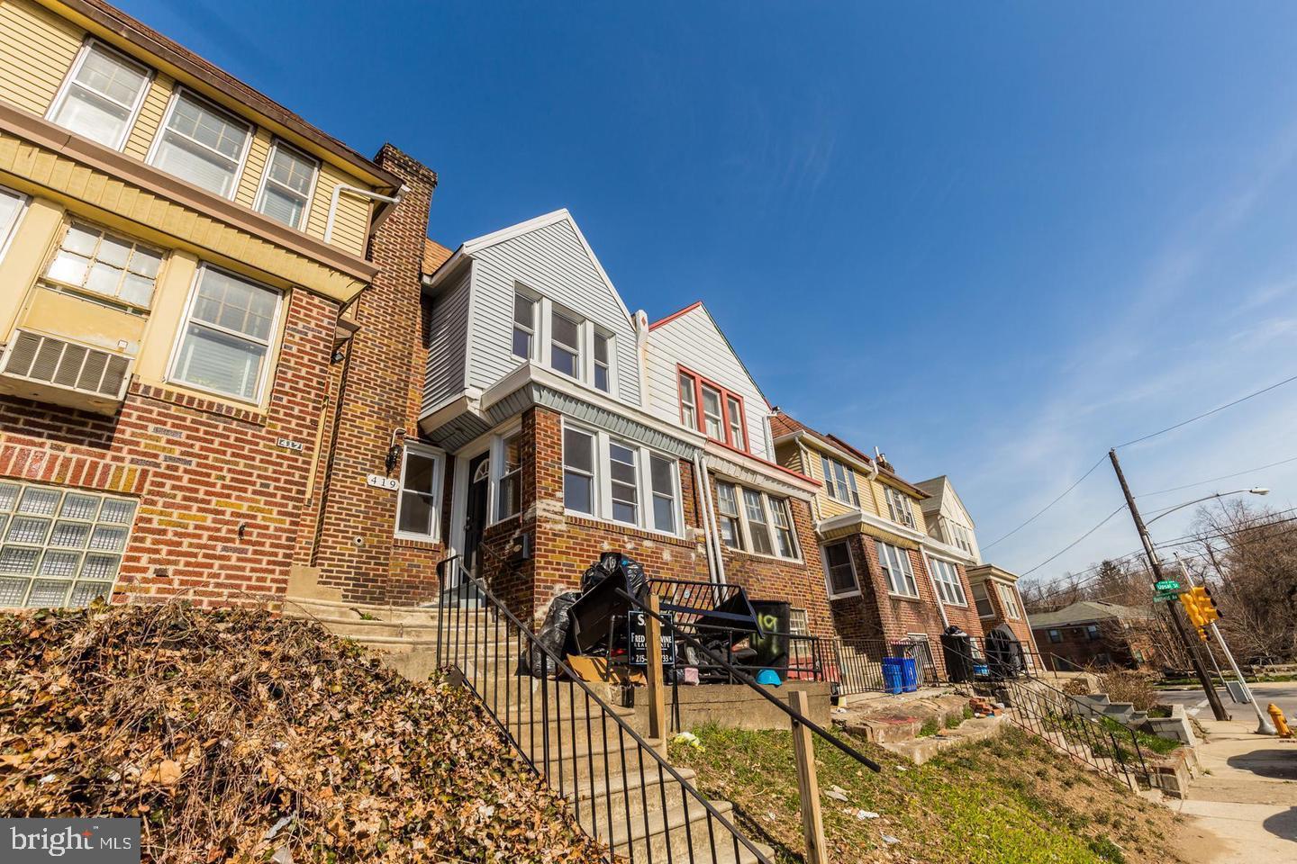 Beautifully renovated 3 Bedroom with rear driveway, Hardwood floors, Stainless Steal Appliances, Central Air, Lots of Light.
BEING SOLD AS A TENANT OCCUPIED PROPERTY
Lease ends 7/31/26. Rent $1365.