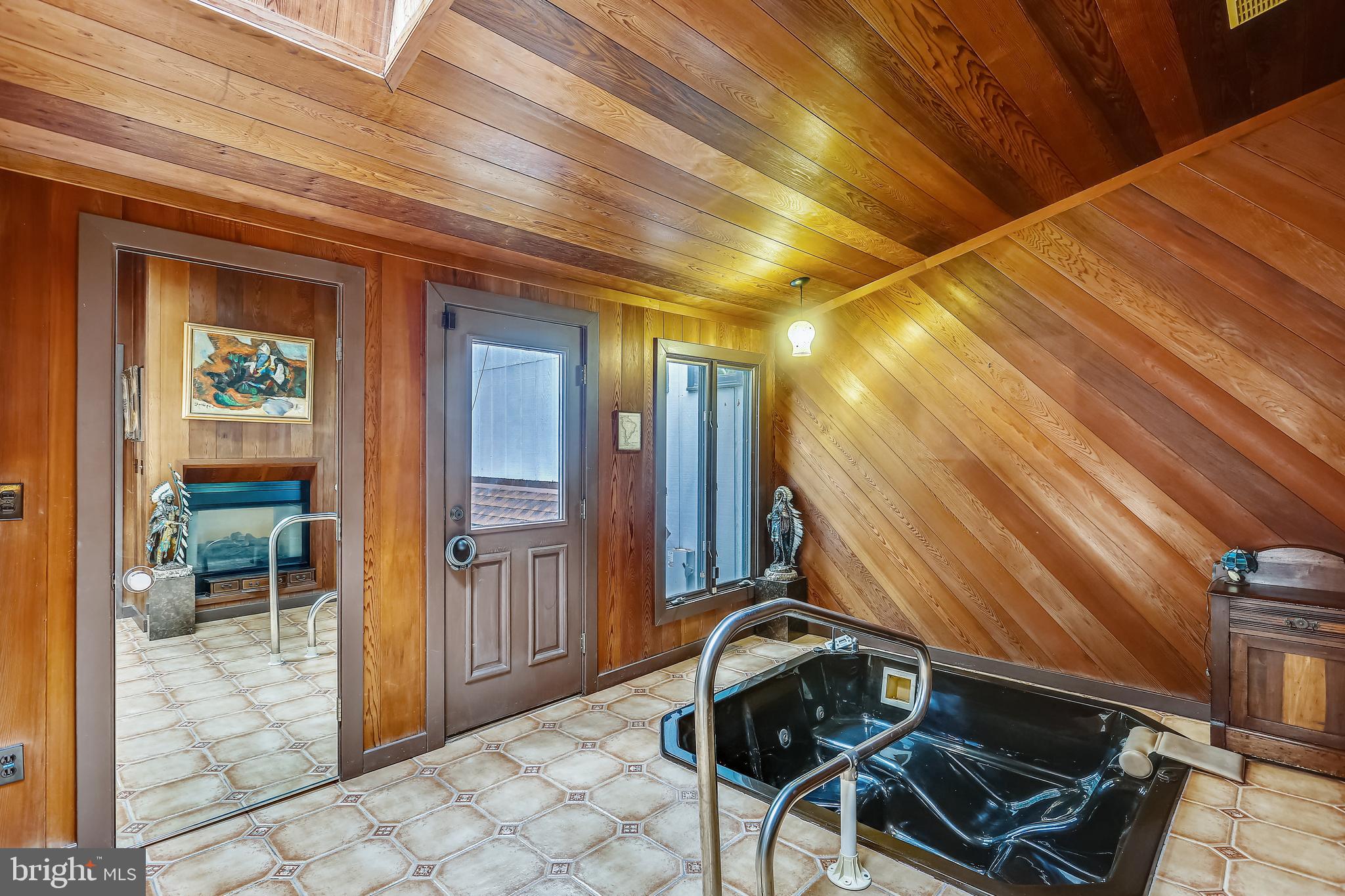 POTOMAC OUTSIDE - Residential