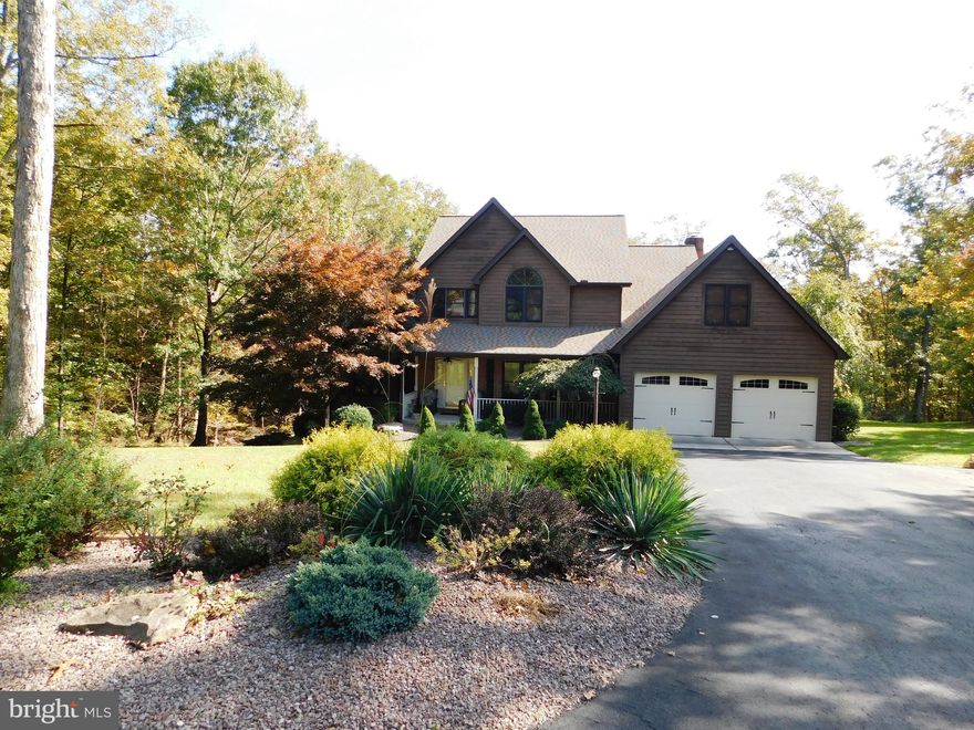 4-5 BEDROOMS, 3 FULL BATHS. BEAUTIFUL INGROUND POOL W/ 30 MIL LINER (ONLY 1 & HALF YEARS OLD). DECK OFF KITCHEN OVERLOOKS POOL. SPACIOUS  BONUS ROOM  ABOVE GARAGE CAN BE BEDROOM, OFFICE, EXERCISE ROOM, POSSIBILITIES ARE ENDLESS. MASTER HAS WALK IN CLOSET & FULL BATH CLOSET & FULL BATH. KITCHEN HAS COOKTOP & DOUBLE WALL OVEN. BASEMENT FEATURES FAMILY RM AND LARGE WORKSHOP AREA. MAIN LEVEL FAMILY RM