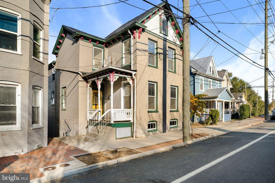 An amazing totally renovated 1820 home in the heart of downtown/historic district!! This home features: 4
bedrooms, 3 full baths, remodeled gourmet kitchen, refinished hardwood floors, barn style doors, deluxe
primary bath, and so much more.