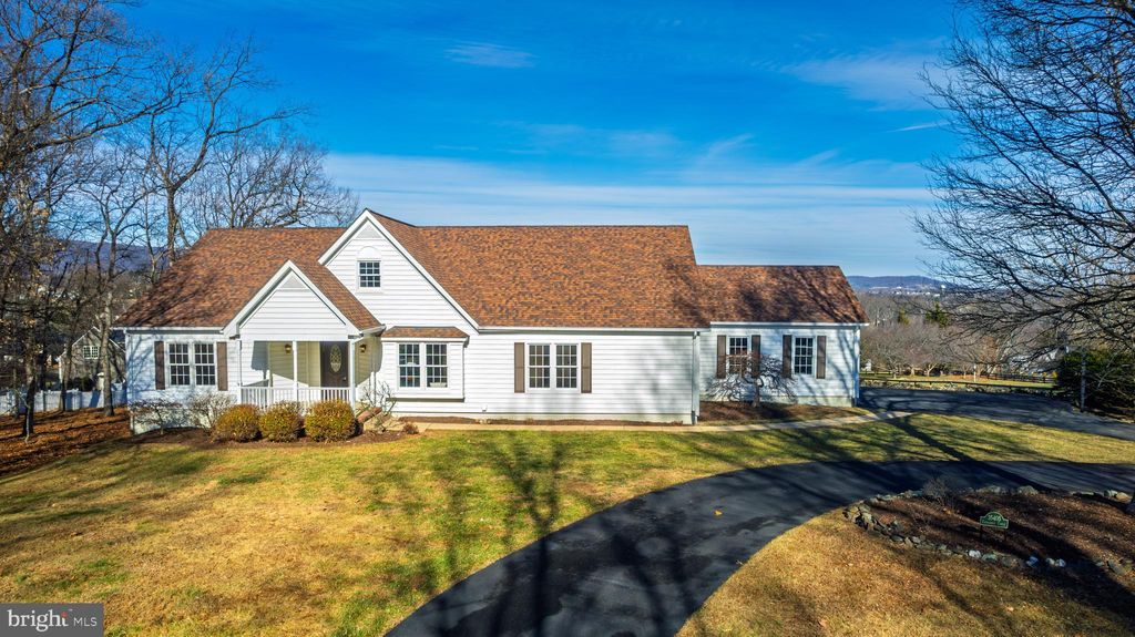 Photo of 35405 Carnoustie Circle, ROUND HILL, VA 20141 (MLS # VALO2113942)