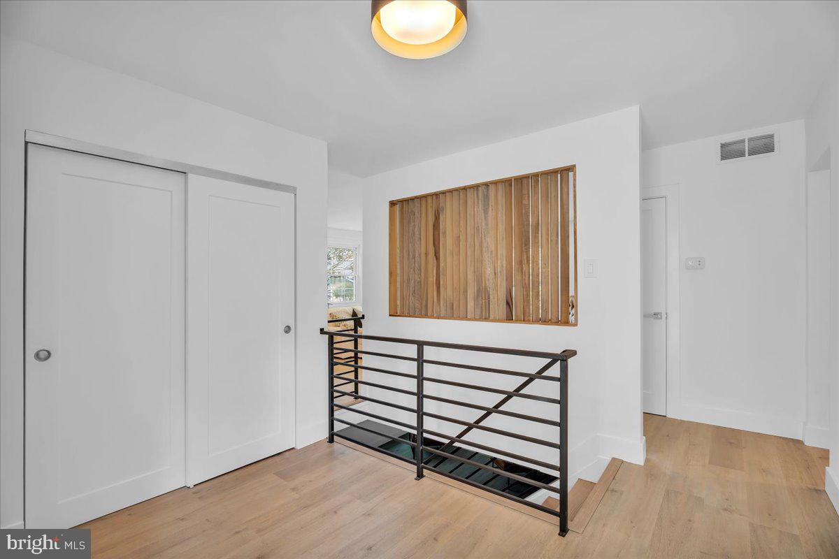 1221 CRANE DRIVE