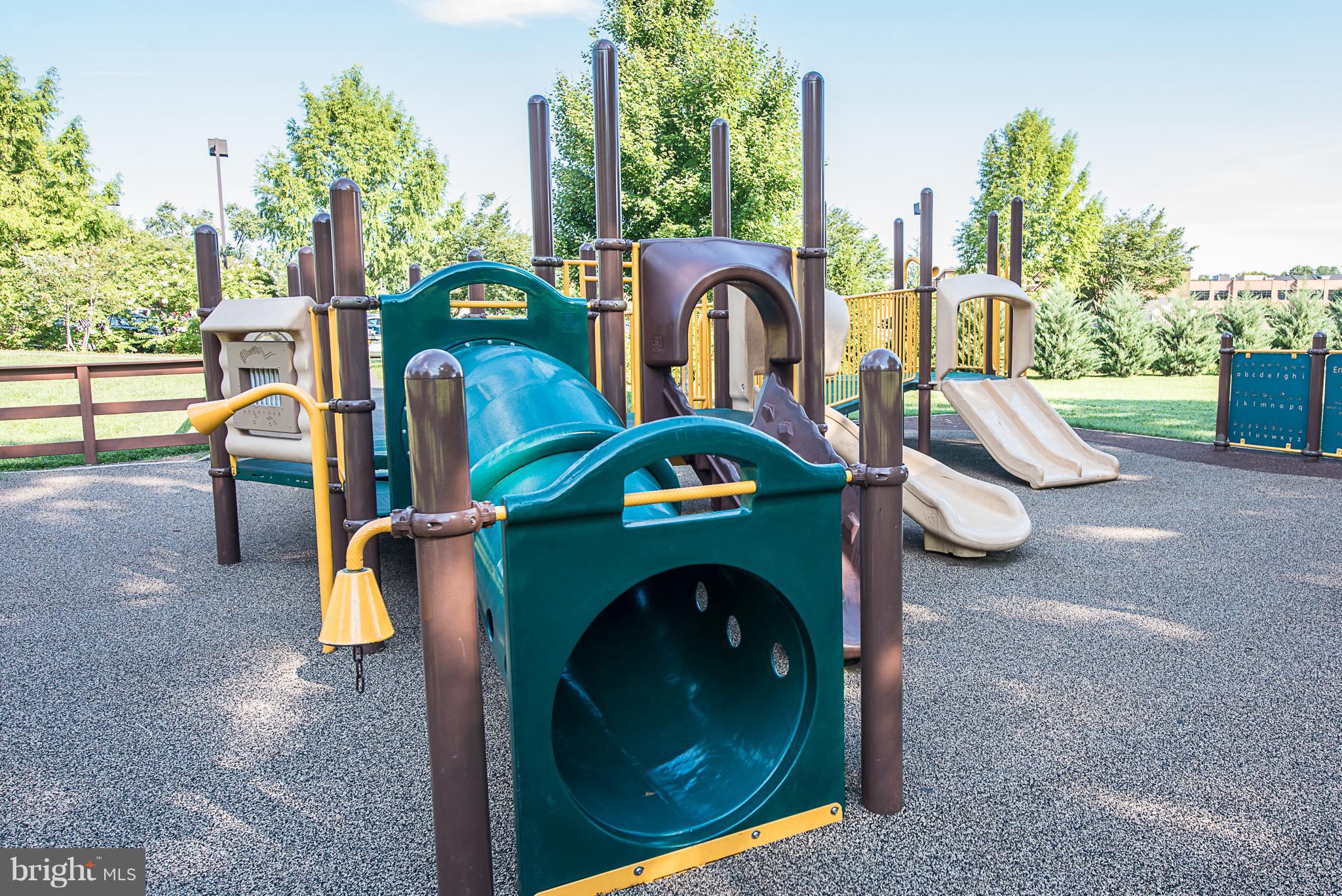 COUNTRY CLUB GREEN - Residential Lease