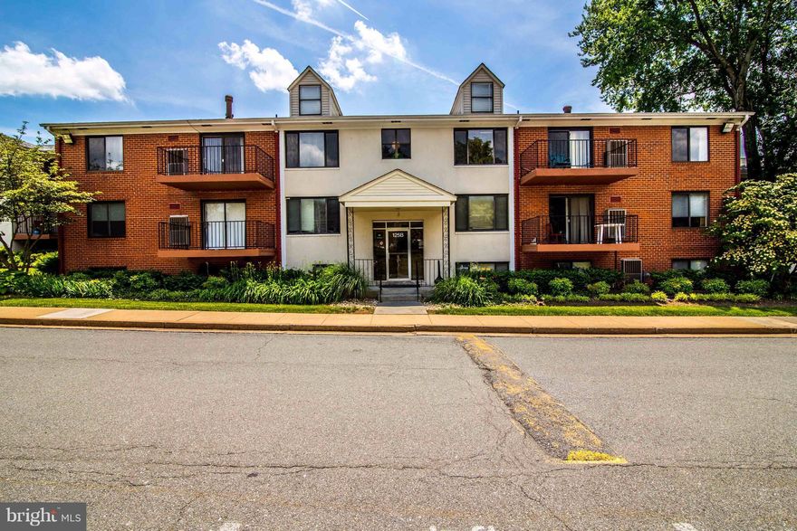 Beautiful 1BD 1BA condo located in Leesburg. Tile back splash w/ granite counter tops. Brand new laminate flooring with a wood finish throughout. Ceramic tile in the kitchen and bathroom. Unit has an extra storage space. Washer and Dryer IN THE UNIT! Community boasts a pool and picnic area. Close 2 shopping, dining & entertainment including downtown Leesburg & so much more!