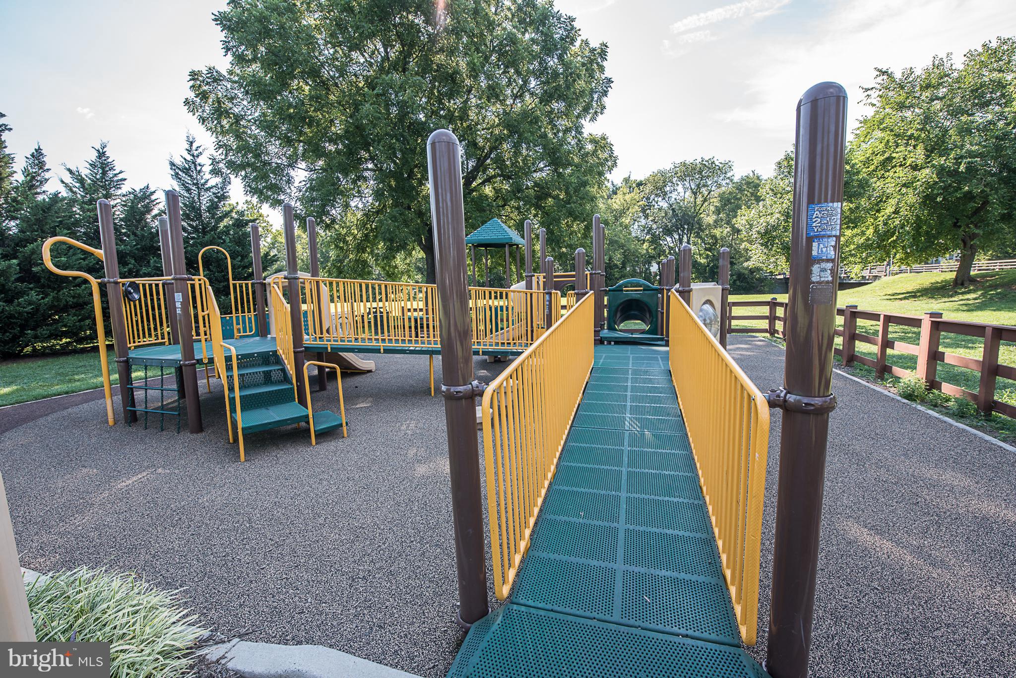 COUNTRY CLUB GREEN - Residential Lease