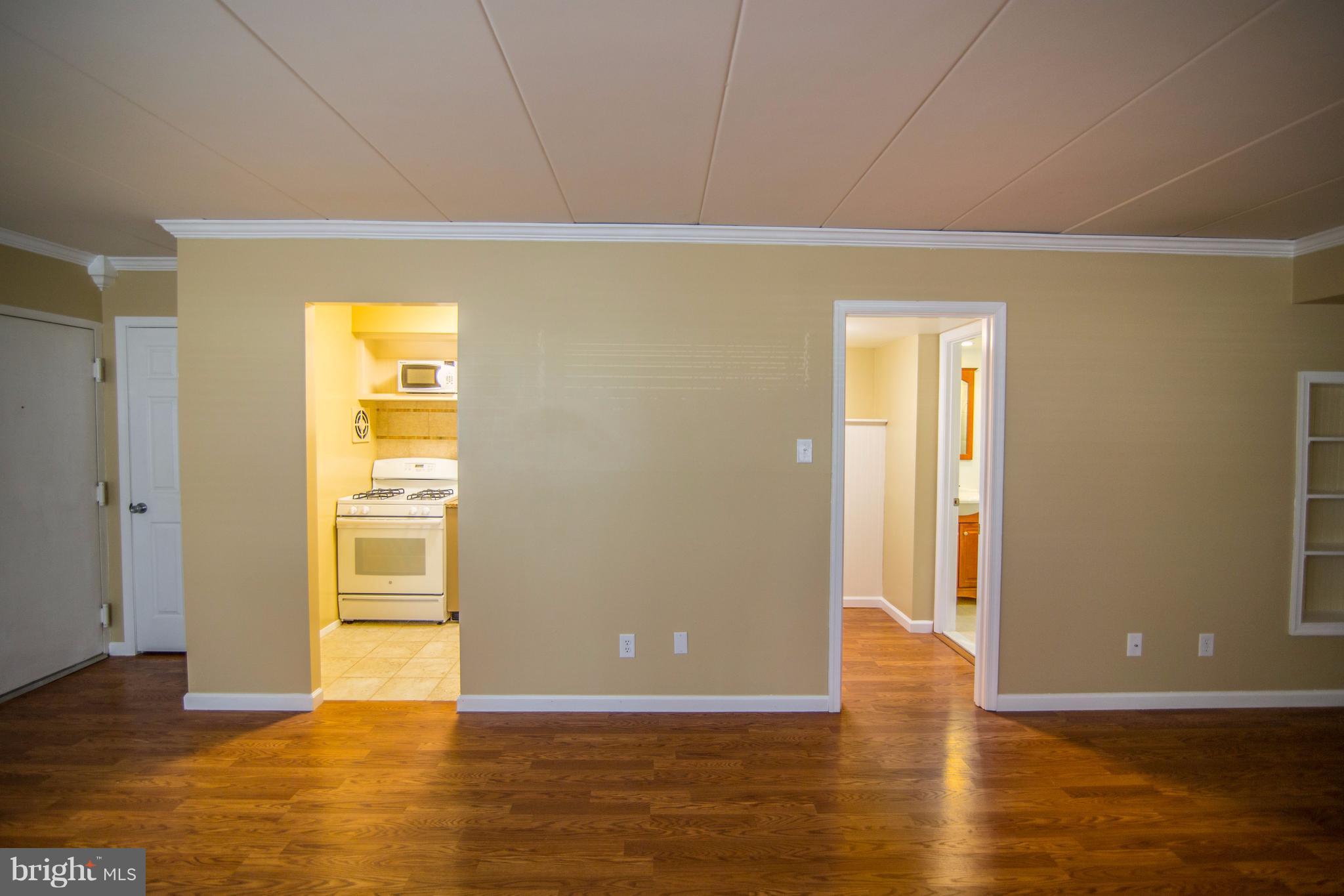 COUNTRY CLUB GREEN - Residential Lease