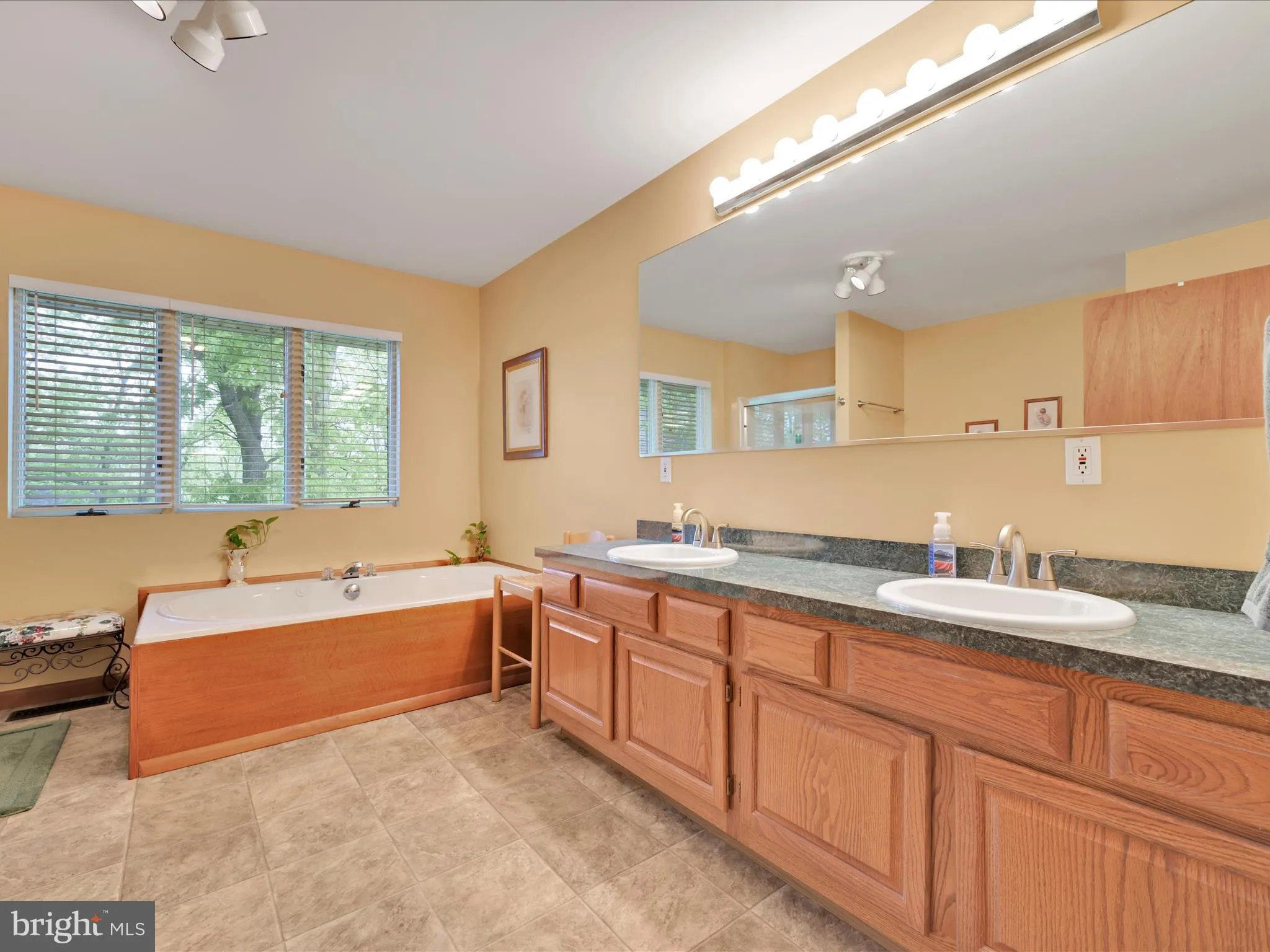 Auburn, Pennsylvania 17922, United States, 5 Bedrooms Bedrooms, ,2 BathroomsBathrooms,Residential,Active,129929