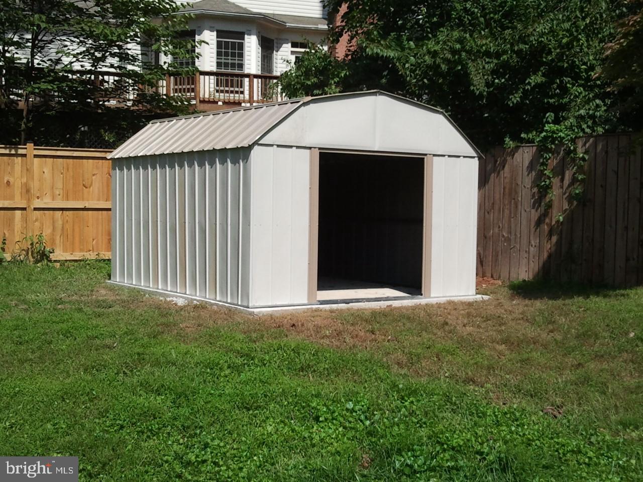 TOWN AND COUNTRY ESTATES - Residential Lease