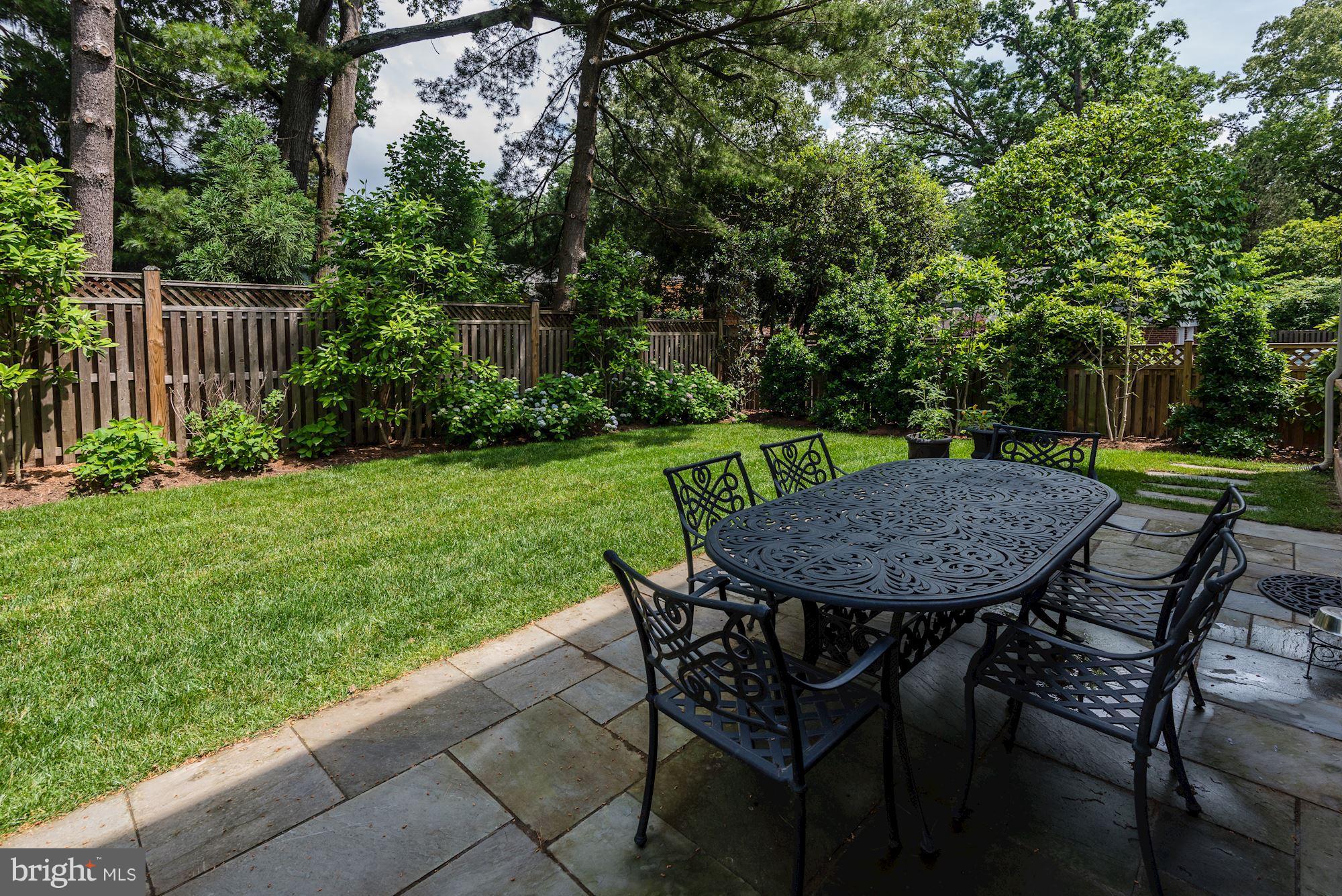 LARCHMONT - Residential