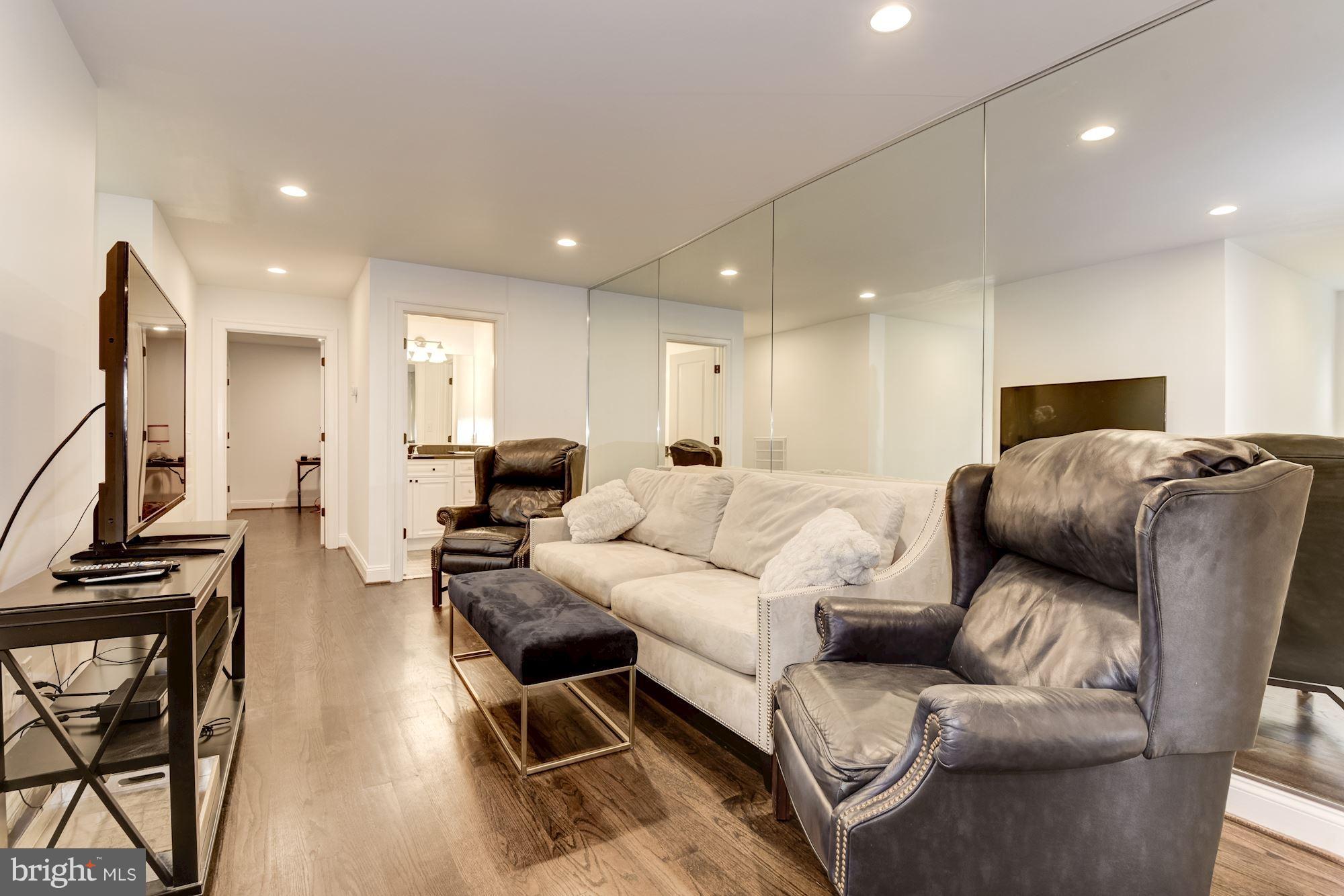 LARCHMONT - Residential