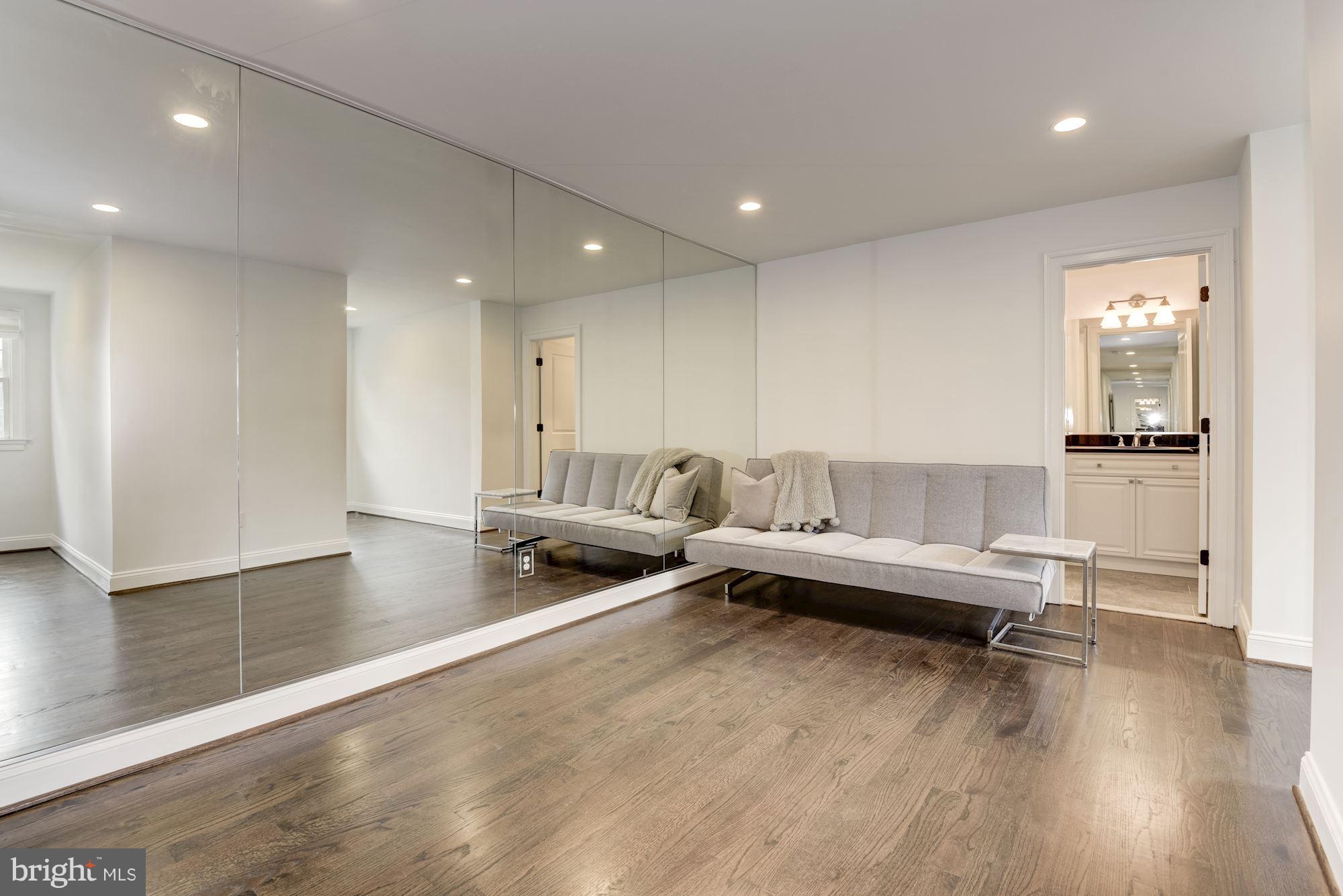 LARCHMONT - Residential