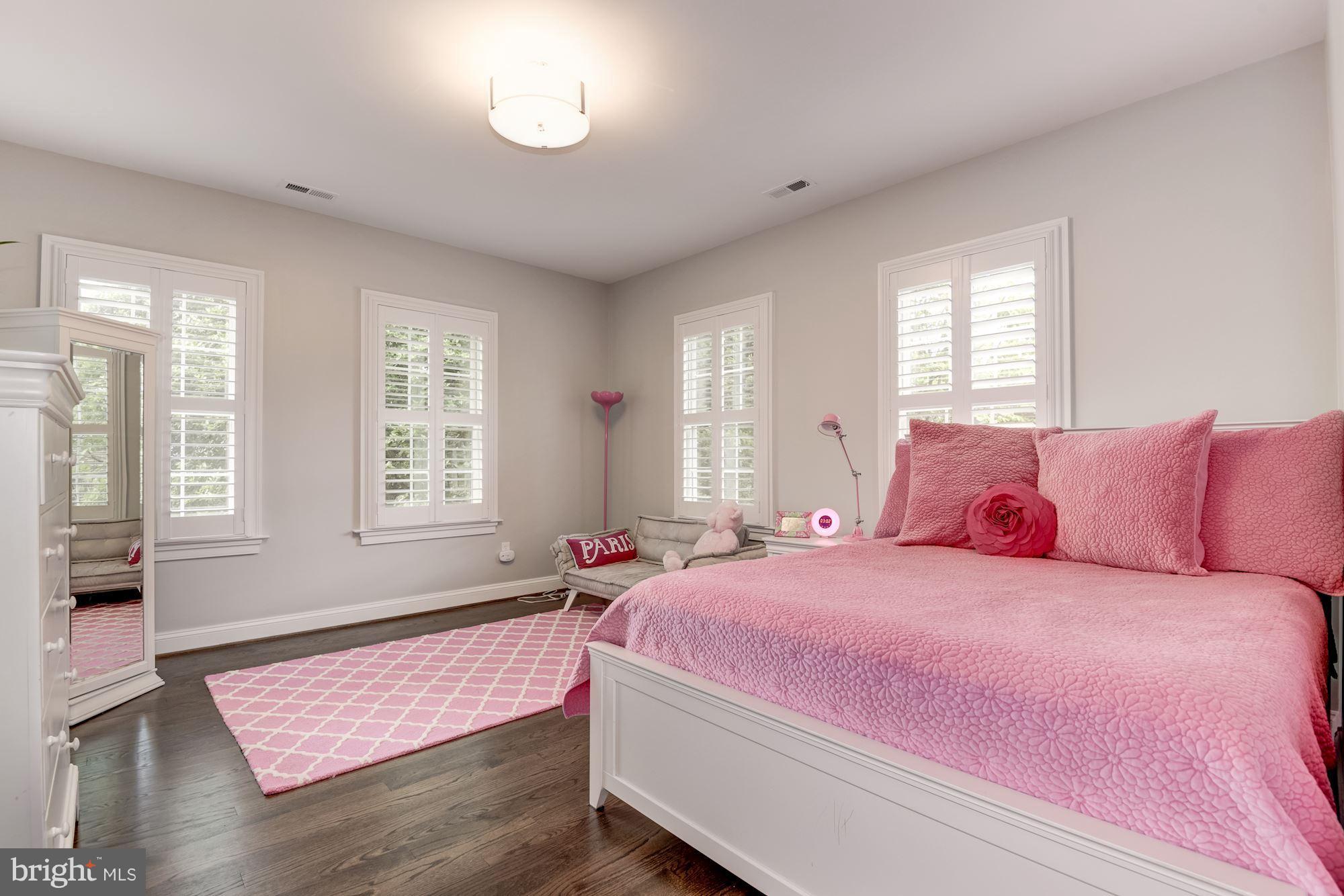 LARCHMONT - Residential