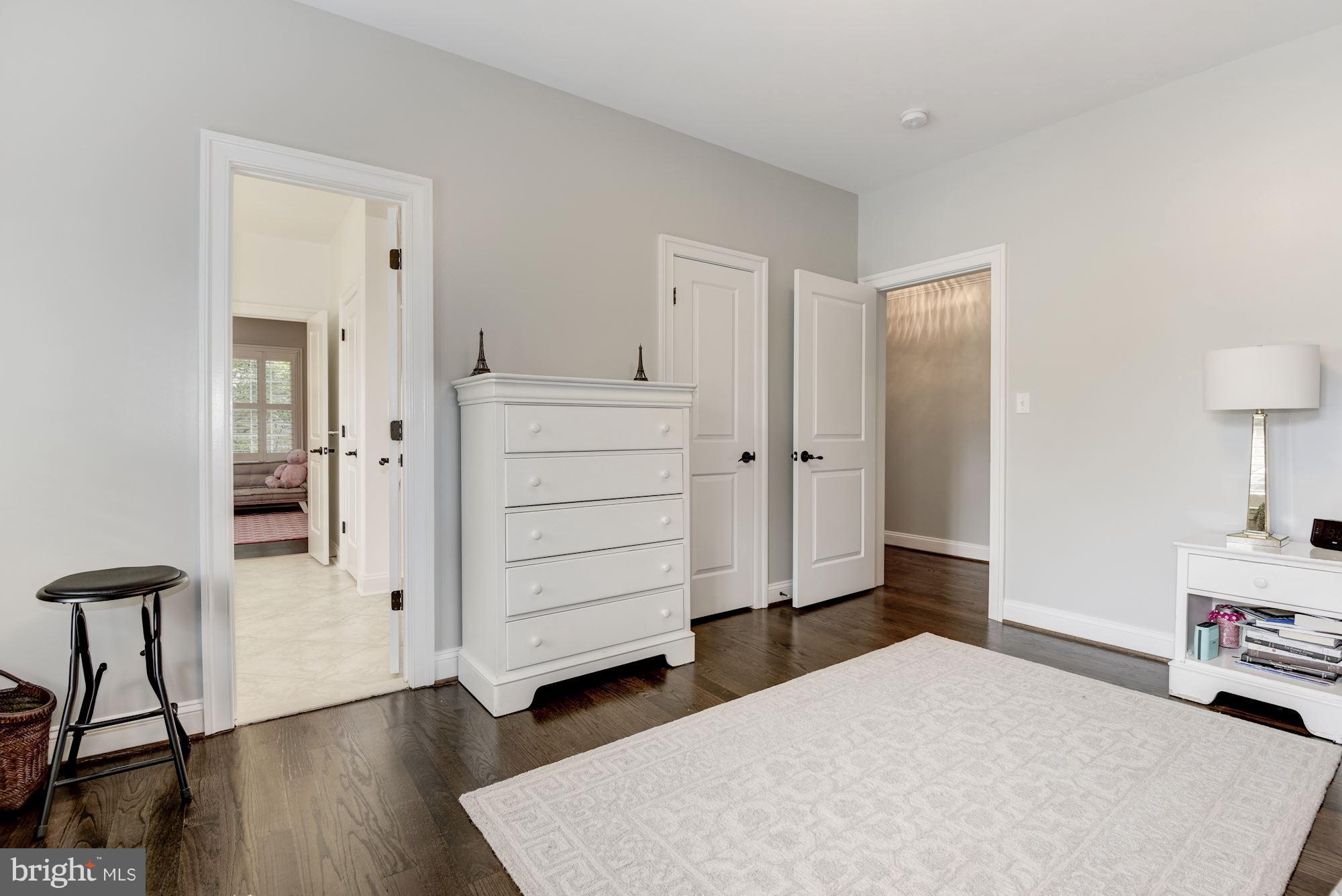 LARCHMONT - Residential