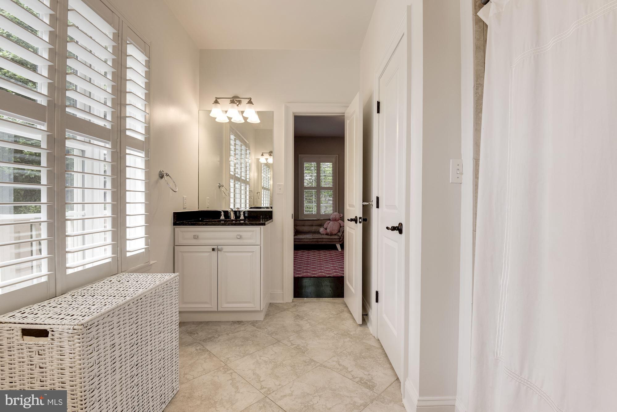 LARCHMONT - Residential