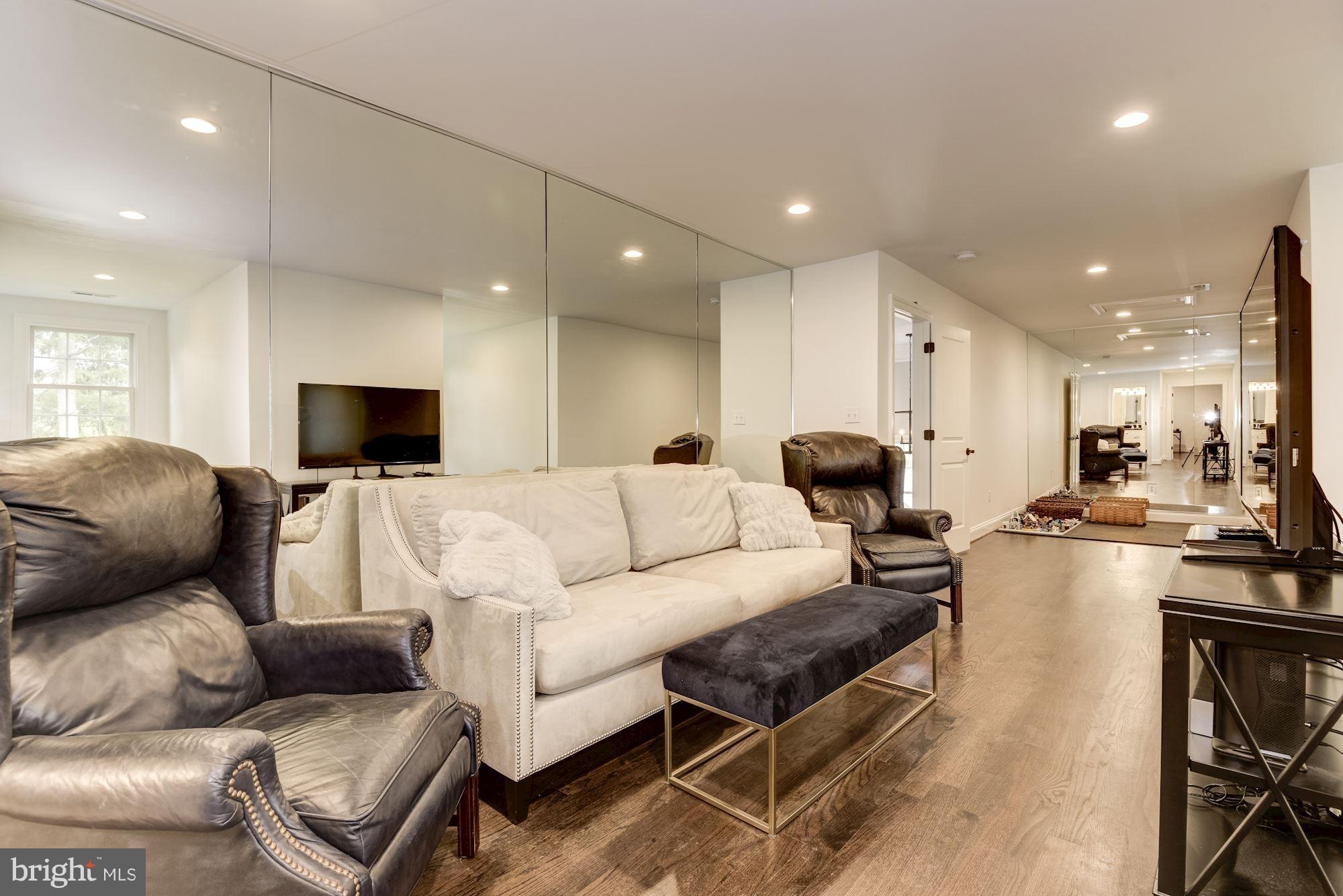 LARCHMONT - Residential