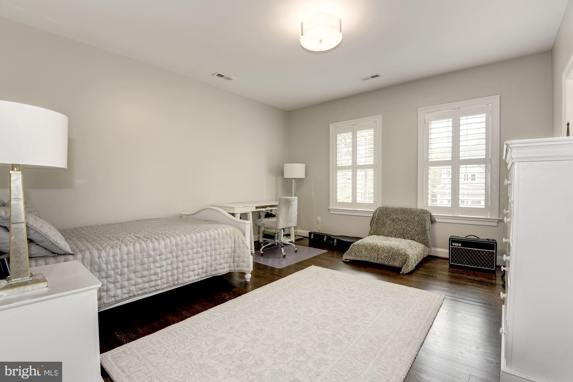 LARCHMONT - Residential