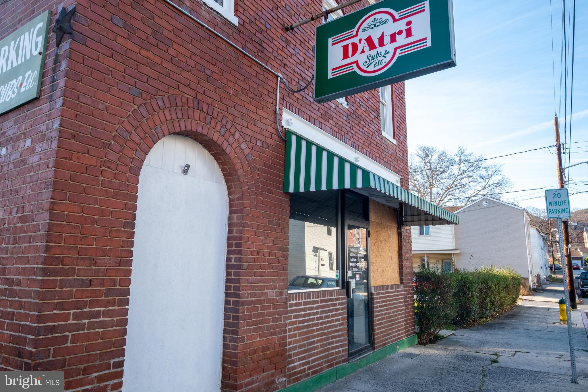 Main image without alt text