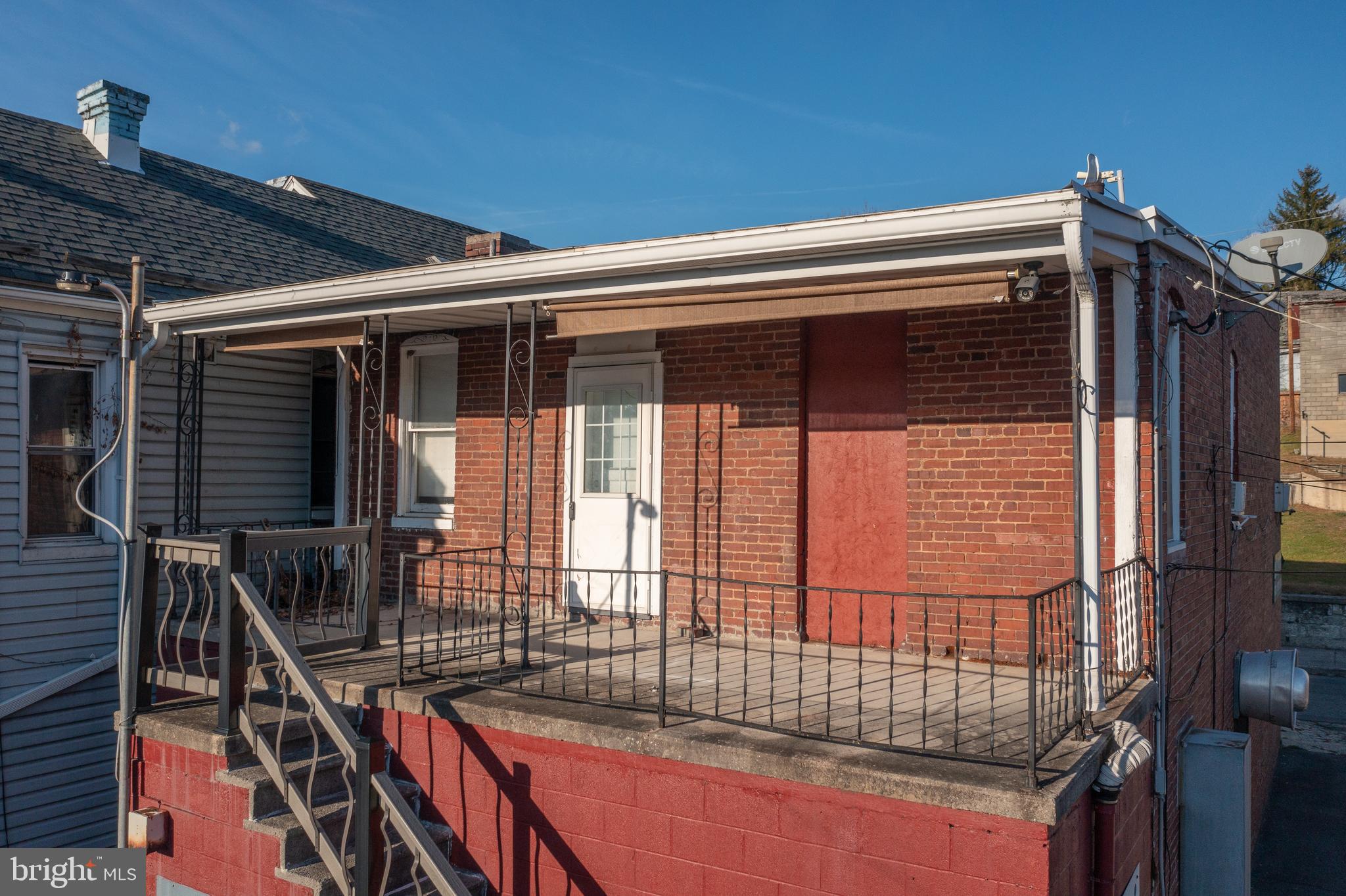 Main image without alt text