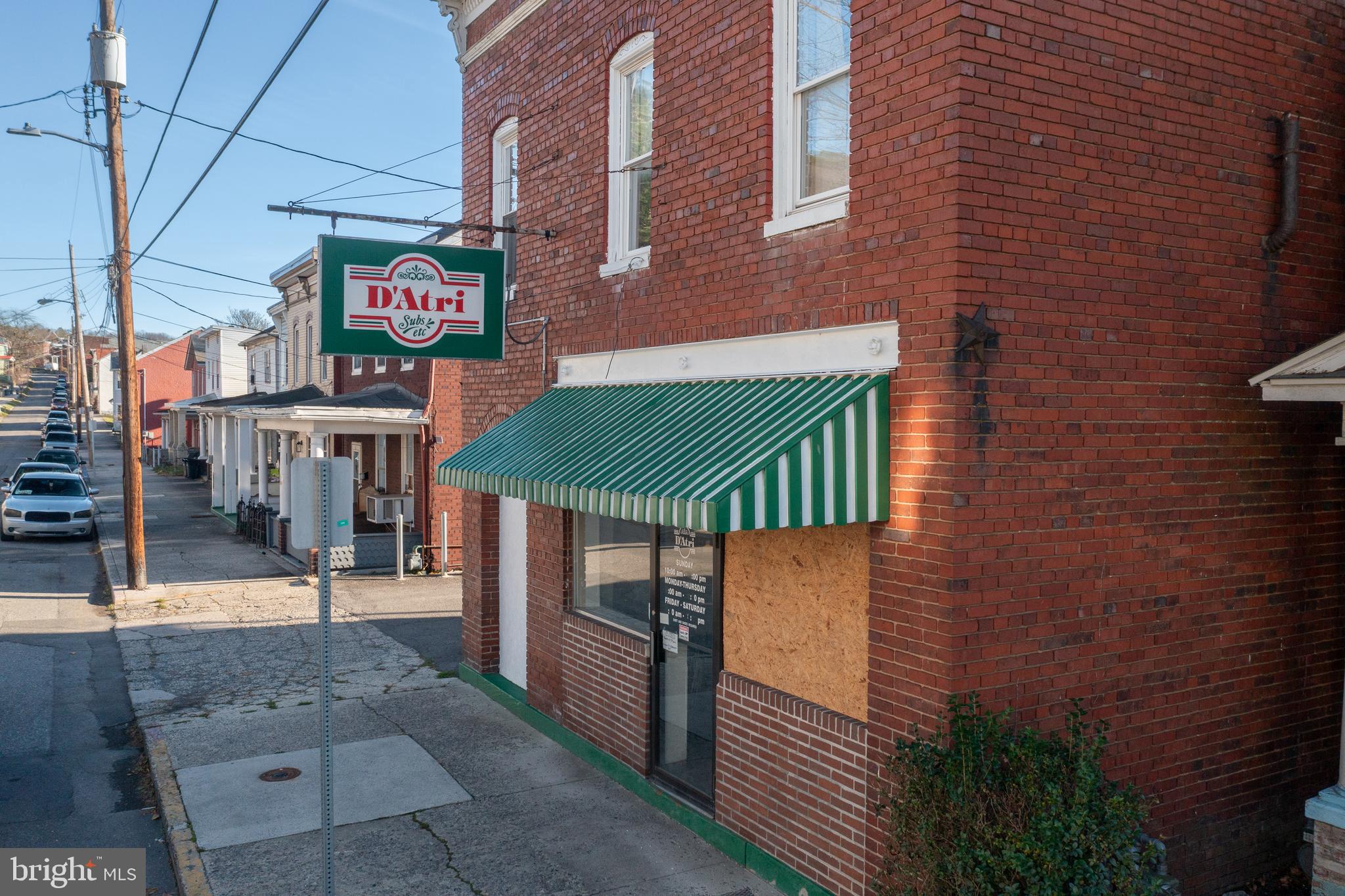 Main image without alt text