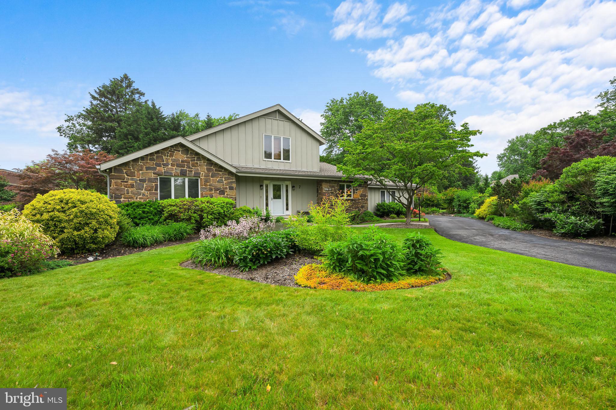 7 BRIARS LN