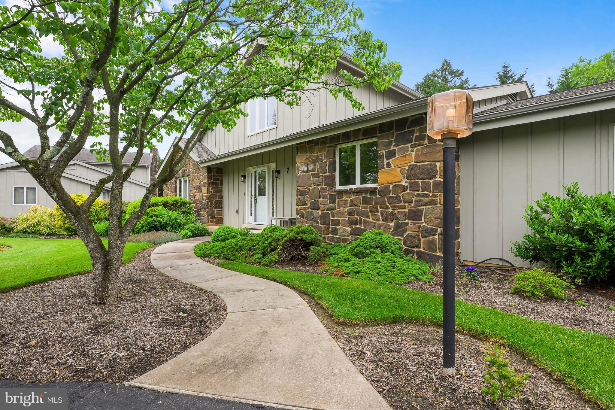 7 BRIARS LN